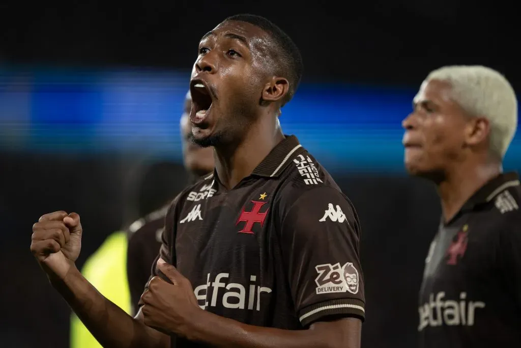 RJ – RIO DE JANEIRO – 20/10/2025 – BRASILEIRO A 2025, VASCO X FLUMINENSE – Rayan jogador do Vasco comemora seu gol durante partida contra o Fluminense no estadio Maracana pelo campeonato Brasileiro A 2025. Foto: Jorge Rodrigues/AGIF