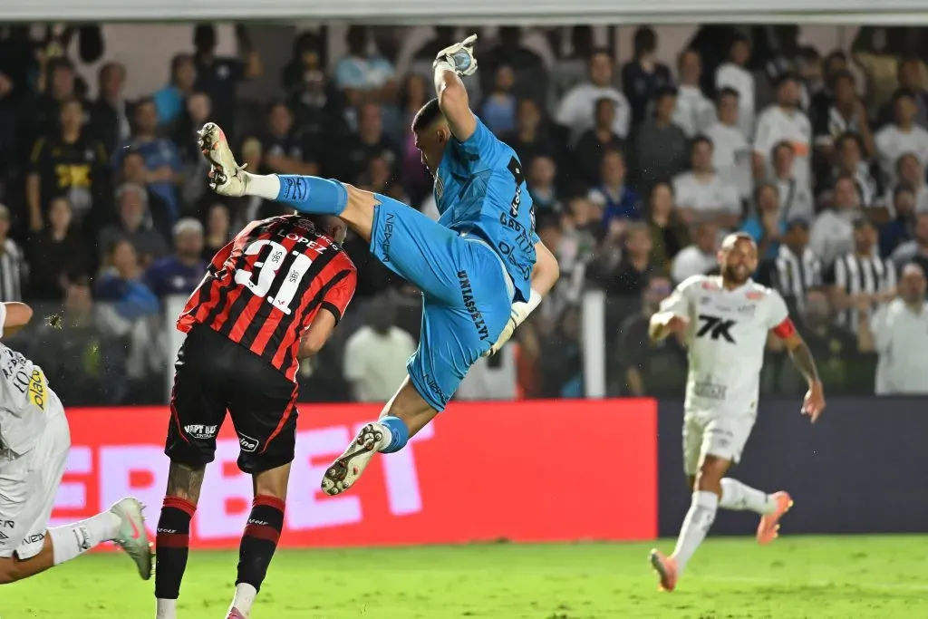 SP – SANTOS – 20/10/2025 – BRASILEIRO A 2025, SANTOS X VITORIA – Gabriel Brazao jogador do Santos durante partida contra o Vitoria no estadio Vila Belmiro pelo campeonato Brasileiro A 2025. Foto: Jota Erre/AGIF