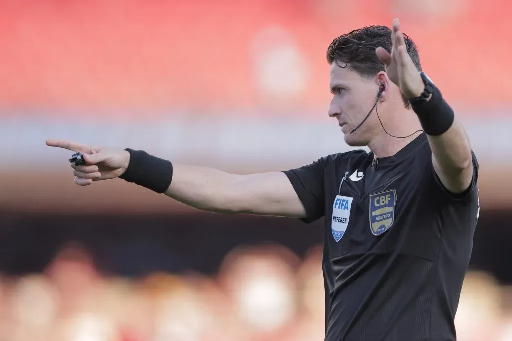 O arbitro Ramon Abatti Abel durante partida entre Sao Paulo e Palmeiras no estadio Morumbi pelo campeonato Brasileiro A 2025. Foto: Ettore Chiereguini/AGIF