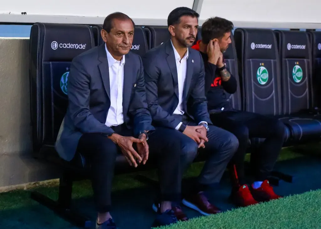 Ramon Diaz técnico do Internacional ao lado de Emiliano Diz auxiliar-técnico do Internacional durante partida contra o Juventude – Foto: Luiz Erbes/AGIF