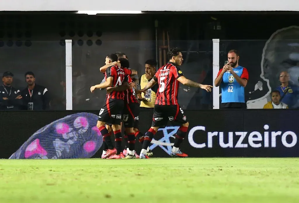 Matheuzinho jogador do Vitoria comemora seu gol durante partida contra o Santos no estadio Vila Belmiro pelo campeonato Brasileiro A 2025. Foto: Mauricio De Souza/AGIF