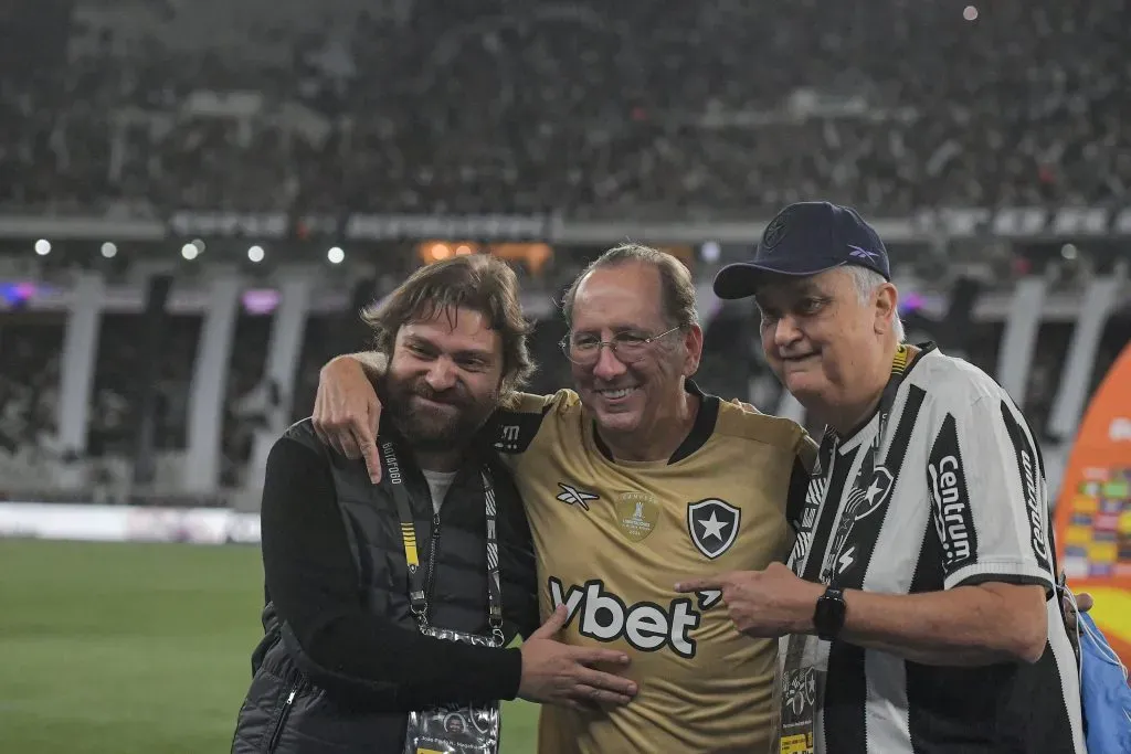 Joao Paulo Magalhaes atual presidente, John Textor CEO e Durcesio Mello ex presidente do Botafogo durante partida contra o Vasco no estadio Engenhao pelo campeonato Copa Do Brasil 2025. Foto: Thiago Ribeiro/AGIF