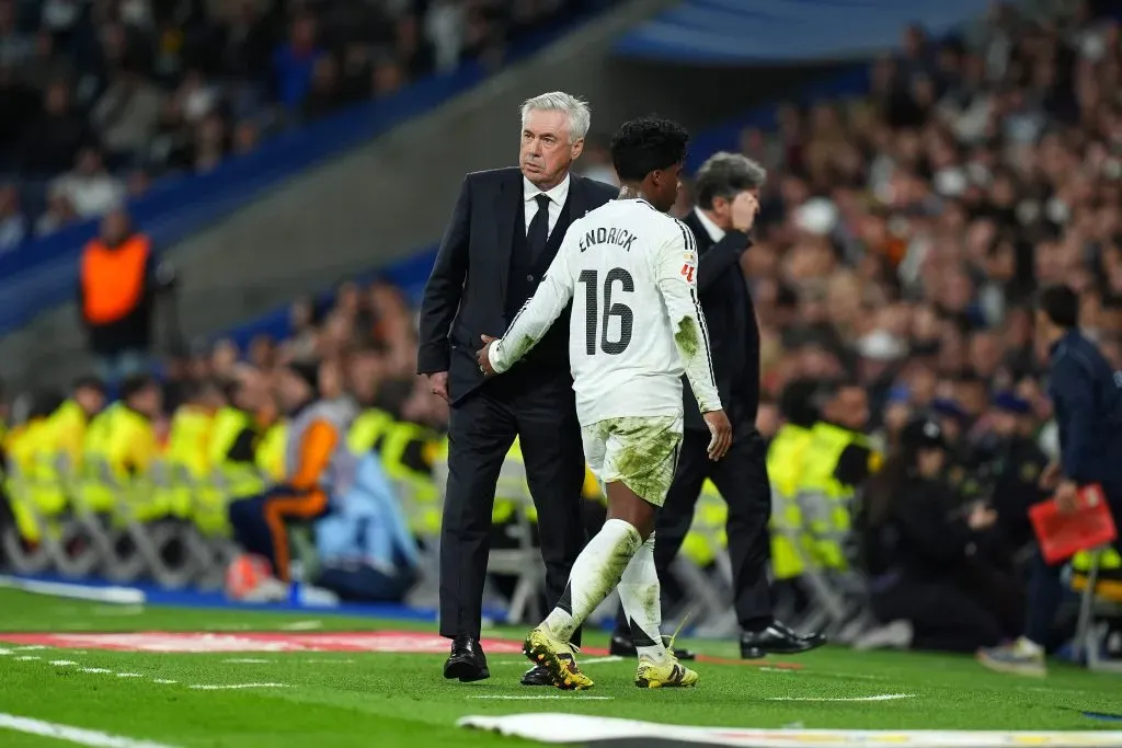 Endrick cumprimenta Carlo Ancelotti após jogar pelo Real Madrid. (Photo by Angel Martinez/Getty Images)