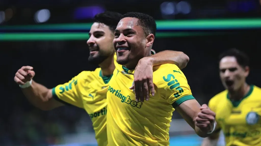 Flaco López e Vitor Roque comemorando gol pelo Verdão. Foto: Ettore Chiereguini/AGIF