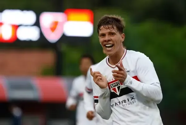 Gustavo Santana, atuando pelo São Paulo Sub-20. Foto: Rubens Chiri / São Paulo FC