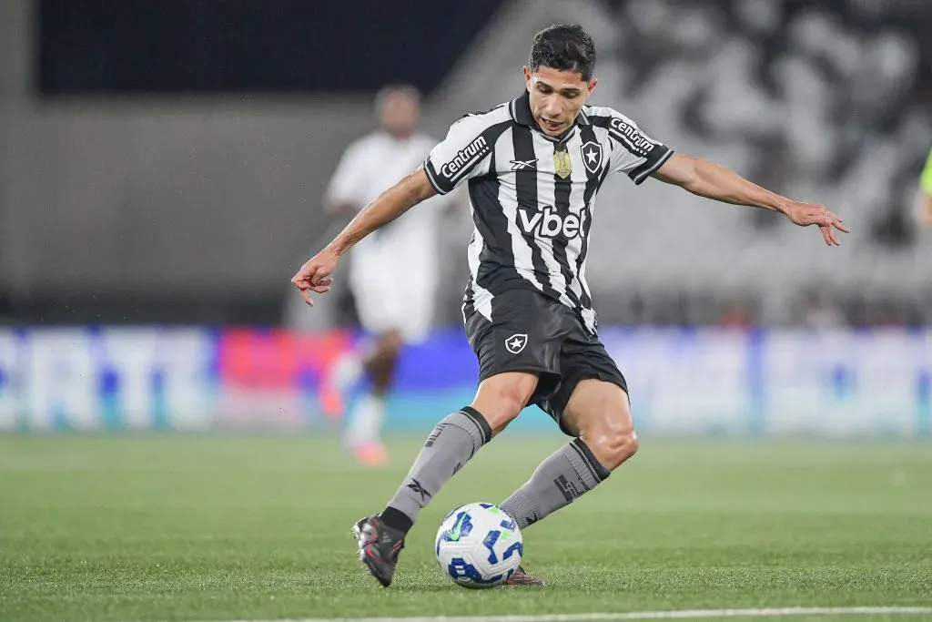 Savarino jogador do Botafogo durante partida contra o Vasco – Foto: Thiago Ribeiro/AGIF