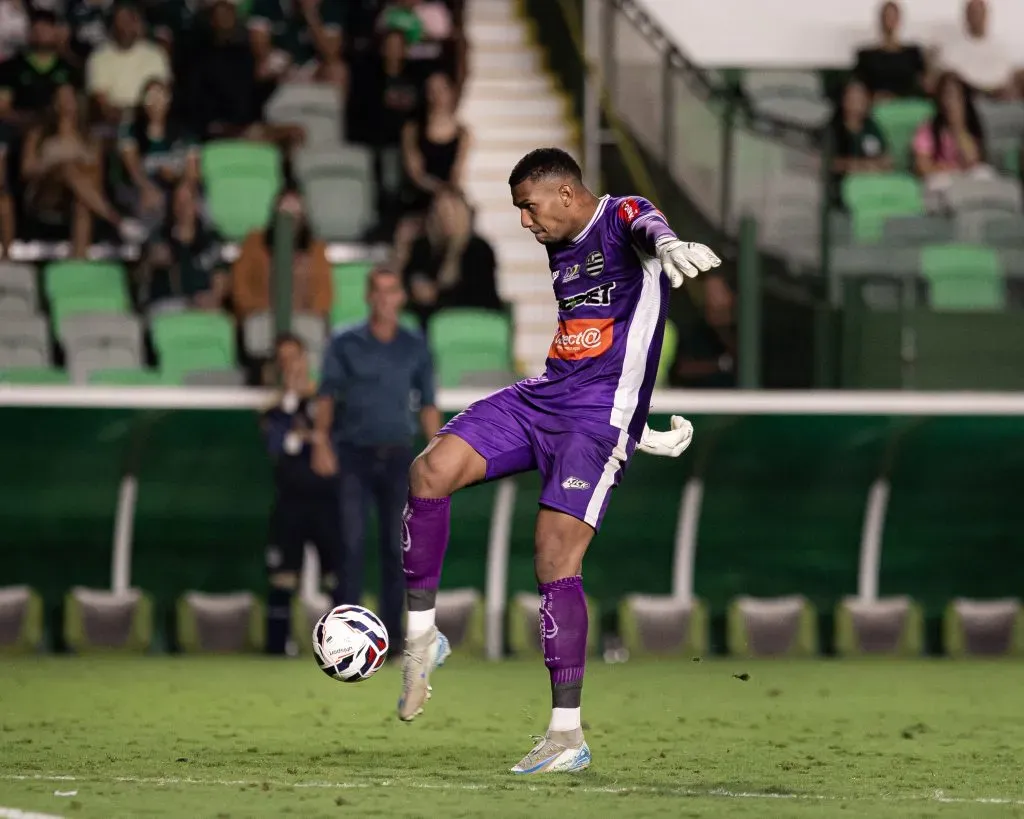 Adriel jogador do Athletic Club durante partida contra o Goiás -Foto: Mateus Dutra/AGIF