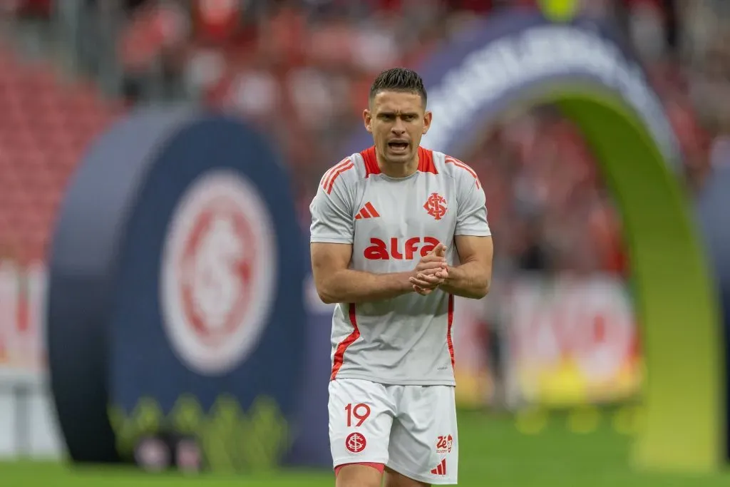 Rafael Borré em aquecimento pelo Internacional – Foto: Liamara Polli/AGIF