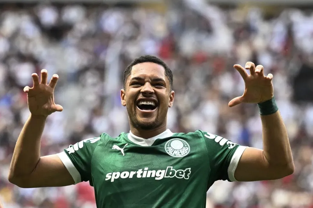 DF – BRASILIA – 04/05/2025 – BRASILEIRO A 2025, VASCO X PALMEIRAS – Vitor Roque jogador do Palmeiras comemora seu gol durante partida contra o Vasco no estadio Mane Garrincha pelo campeonato Brasileiro A 2025. Foto: Mateus Bonomi/AGIF