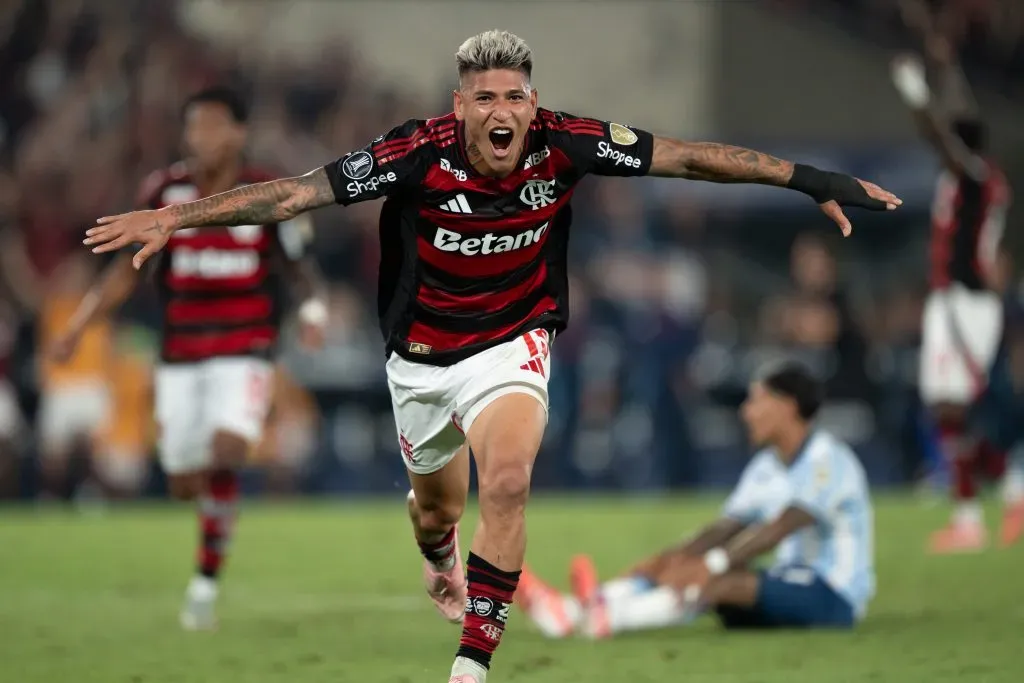 RJ – RIO DE JANEIRO – 22/10/2025 – COPA LIBERTADORES 2025, FLAMENGO X RACING – Carrascal jogador do Flamengo comemora seu gol durante partida contra o Racing no estadio Maracana pelo campeonato Copa Libertadores 2025. Foto: Jorge Rodrigues/AGIF