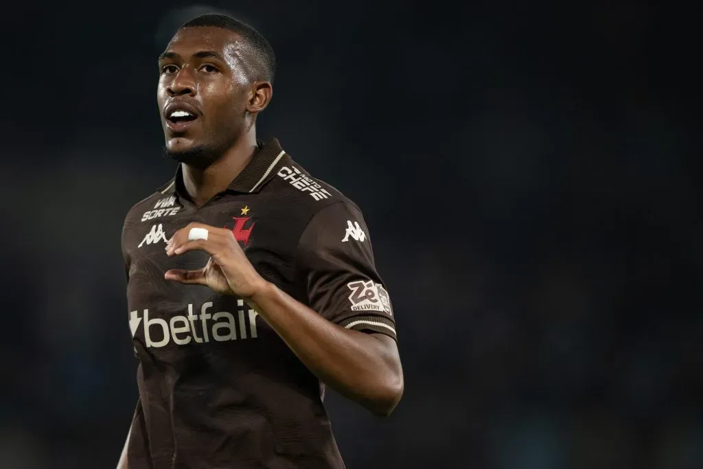 RJ – RIO DE JANEIRO – 20/10/2025 – BRASILEIRO A 2025, VASCO X FLUMINENSE – Rayan jogador do Vasco comemora seu gol durante partida contra o Fluminense no estadio Maracana pelo campeonato Brasileiro A 2025. Foto: Jorge Rodrigues/AGIF