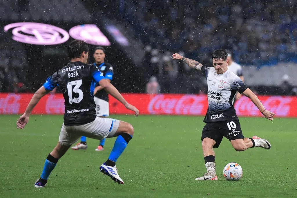 Garro jogador do Corinthians disputa lance com Sosa jogador do Racing durante partida no estadio Arena Corinthians pelo campeonato Copa Sul-Americana 2024. Foto: Ettore Chiereguini/AGIF