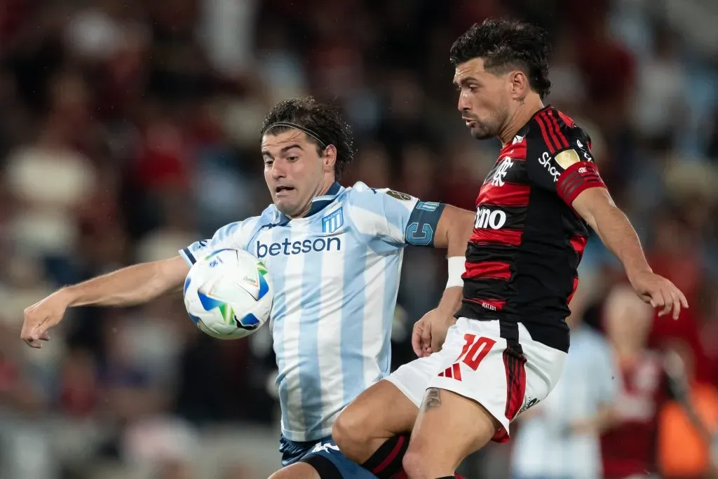 De Arrascaeta sob a marcação de Santiago Sosa. Foto: Jorge Rodrigues/AGIF