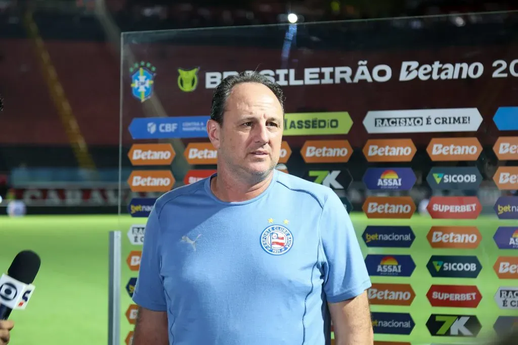 BA – SALVADOR – 16/10/2025 – BRASILEIRO A 2025, VITORIA X BAHIA – Rogerio Ceni tecnico do Bahia durante partida contra o Vitoria no estadio Barradao pelo campeonato Brasileiro A 2025. Foto: Marcio Jose/AGIF