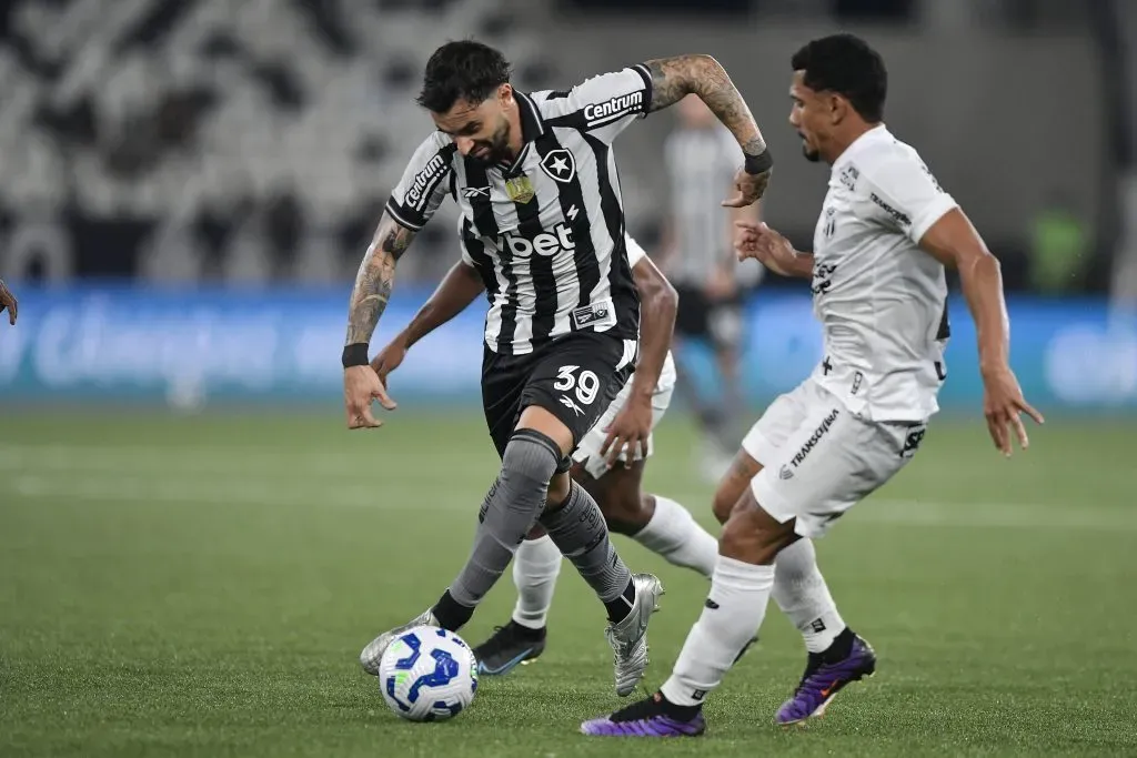 Mastriani jogador do Botafogo durante partida contra o Ceará – Foto: Thiago Ribeiro/AGIF