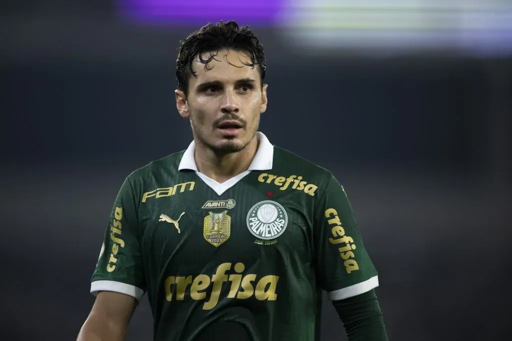 RJ – RIO DE JANEIRO – 17/07/2024 – BRASILEIRO A 2024, BOTAFOGO X PALMEIRAS – Raphael Veiga jogador do Palmeiras durante partida contra o Botafogo no estadio Engenhao pelo campeonato Brasileiro A 2024. Foto: Jorge Rodrigues/AGIF