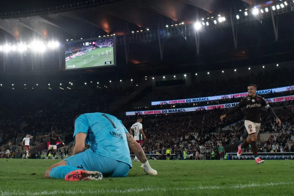 Fábio sofre o segundo gol do Vasco em clássico carioca. Foto: Jorge Rodrigues/AGIF