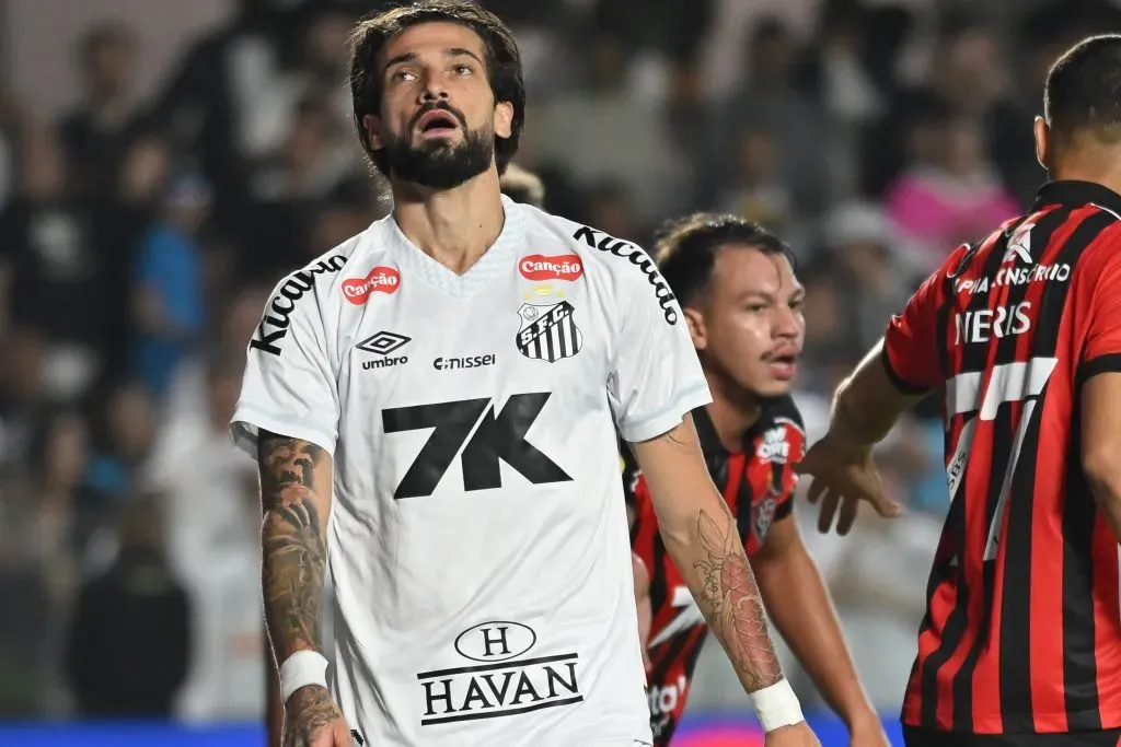 SP – SANTOS – 20/10/2025 – BRASILEIRO A 2025, SANTOS X VITORIA – Lautaro Diaz jogador do Santos durante partida contra o Vitoria no estadio Vila Belmiro pelo campeonato Brasileiro A 2025. Foto: Jota Erre/AGIF