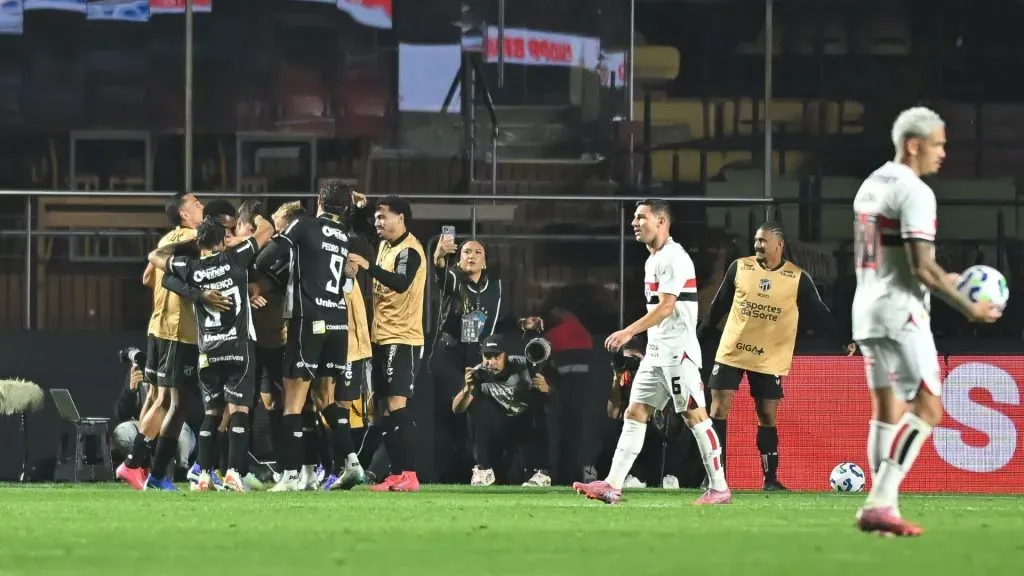 Ceará comemorando gol diante do São Paulo