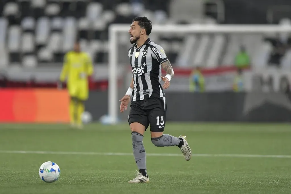 Alex Telles jogador do Botafogo durante partida contra o LDU – Foto: Thiago Ribeiro/AGIF