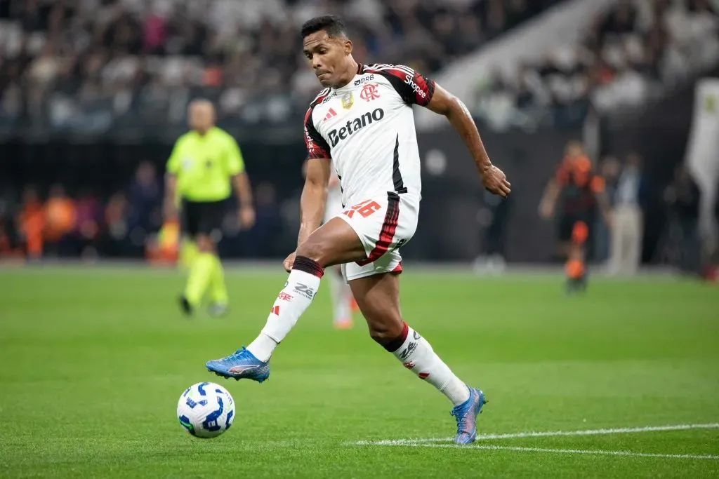 Alex Sandro atuando pelo Flamengo – Foto: Joisel Amaral/AGIF