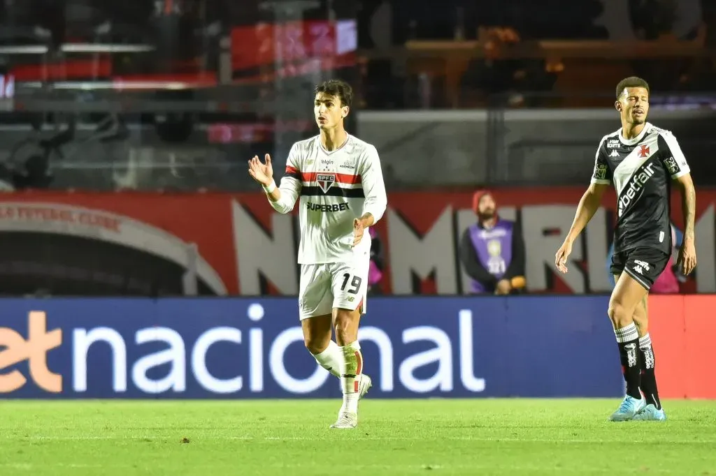 Dinenno durante partida contra o Vasco no Campeonato Brasileiro de 2025. Foto: Jota Erre/AGIF