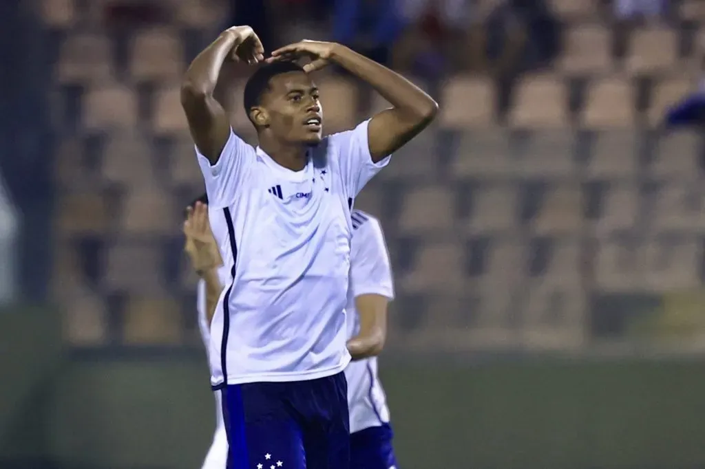 SP – BARUERI – 22/01/2024 – COPA SAO PAULO 2024, FLAMENGO X CRUZEIRO – Bruno Alves jogador do Cruzeiro comemora seu gol com jogadores do seu time durante partida contra o Flamengo no estadio Arena Barueri pelo campeonato Copa Sao Paulo 2024. Foto: Marcello Zambrana/AGIF