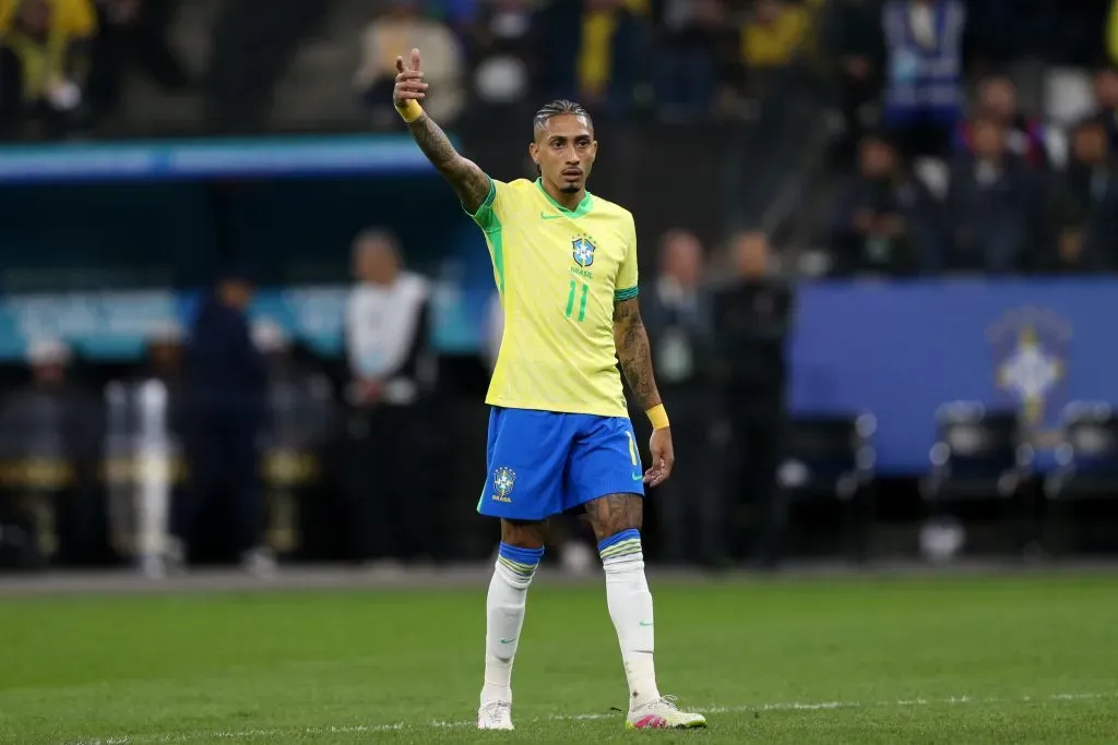 Raphinha durante partida contra o Paraguai nas Eliminatórias da Copa do Mundo de 2026. Foto: Marlon Costa/AGIF