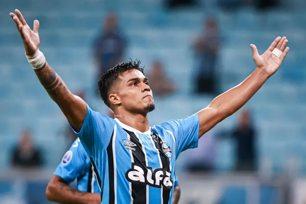 RS – PORTO ALEGRE – 08/04/2025 – COPA SUL-AMERICANA 2025, GREMIO X ATLETICO GRAU – Matias Arezo jogador do Gremio comemora seu gol durante partida contra o Atletico Grau no estadio Arena do Gremio pelo campeonato Copa Sul-americana 2025. Foto: Maxi Franzoi/AGIF