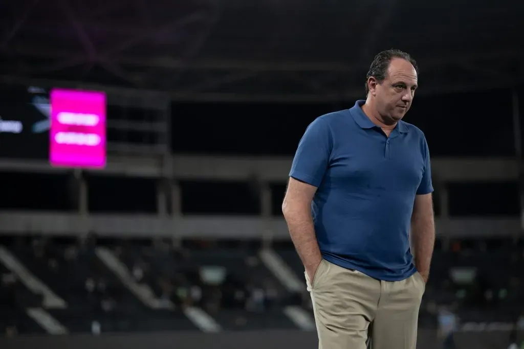 Rogério Ceni durante partida contra o Botafogo no Campeonato Brasileiro de 2025. Foto: Jorge Rodrigues/AGIF