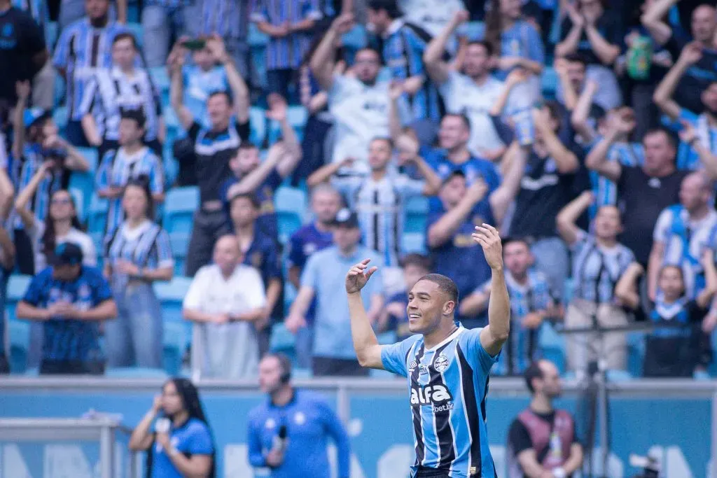 Carlos Vinicius jogador do Gremio comemora seu gol durante partida contra o Juventude no estadio Arena do Gremio pelo campeonato Brasileiro A 2025. Foto: Maxi Franzoi/AGIF