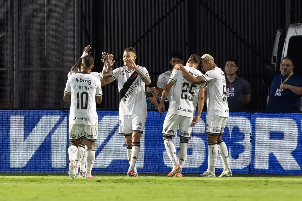 Vegetti jogador do Vasco comemora seu gol durante partida contra o Bragantino no estadio Cicero De Souza Marques pelo campeonato Brasileiro A 2025. Foto: Joisel Amaral/AGIF