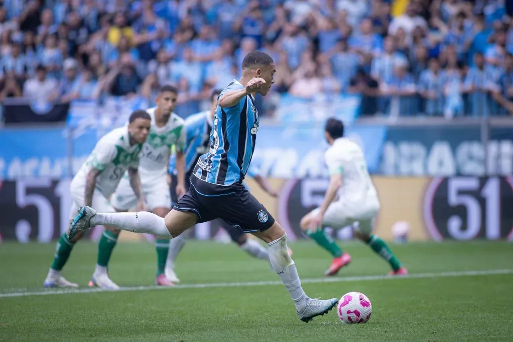 Carlos Vinicius jogador do Gremio durante partida contra o Juventude no estadio Arena do Gremio pelo campeonato Brasileiro A 2025. Foto: Maxi Franzoi/AGIF