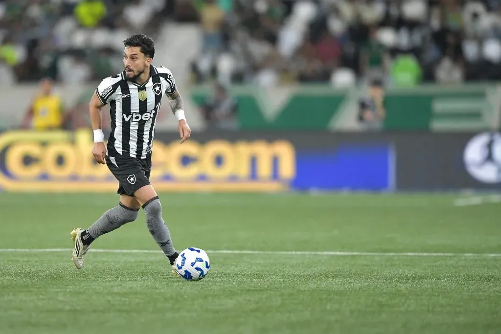 Alex Telles durante partida contra o Palmeiras no Campeonato Brasileiro de 2025. Foto: Thiago Ribeiro/AGIF