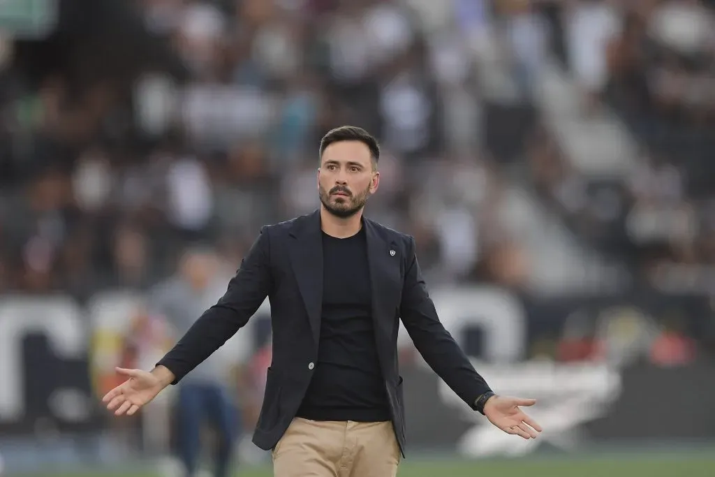 RJ – RIO DE JANEIRO – 26/10/2025 – BRASILEIRO A 2025, BOTAFOGO X SANTOS – Davide Ancelotti tecnico do Botafogo durante partida contra o Santos no estadio Engenhao pelo campeonato Brasileiro A 2025. Foto: Thiago Ribeiro/AGIF