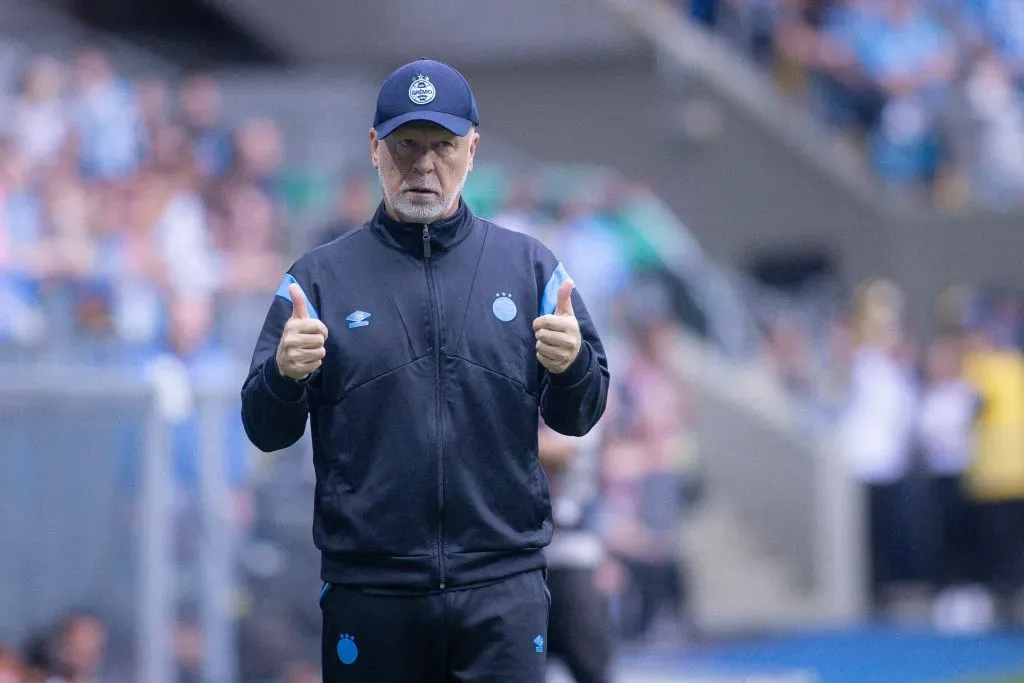 Mano Menezes elogia Carlos Vinícius e revela bastidores da contratação do Grêmio. Foto: Maxi Franzoi/AGIF