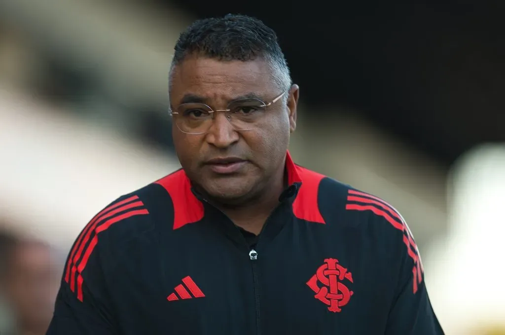 Roger Machado durante partida contra o Bragantino no Campeonato Brasileiro de 2025. Foto: Anderson Romao/AGIF