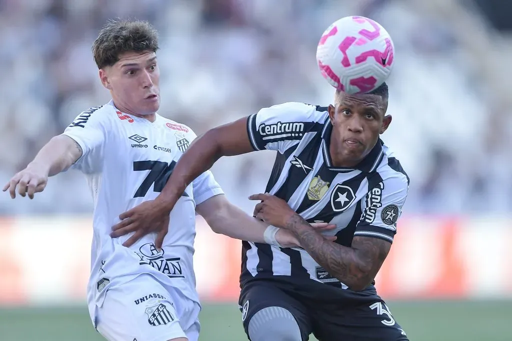 Rollheiser e Danilo disputando a bola em Botafogo x Santos – Foto: Thiago Ribeiro/AGIF