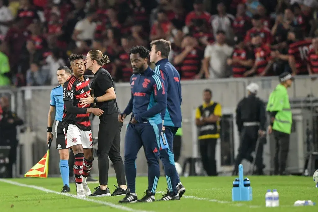 RJ – RIO DE JANEIRO – 13/08/2025 – COPA LIBERTADORES 2025, FLAMENGO X INTERNACIONAL – Bruno Henrique jogador do Flamengo comemora seu gol com Filipe Luis tecnico da sua equipe durante partida contra o Internacional no estadio Maracana pelo campeonato Copa Libertadores 2025. Foto: Thiago Ribeiro/AGIF