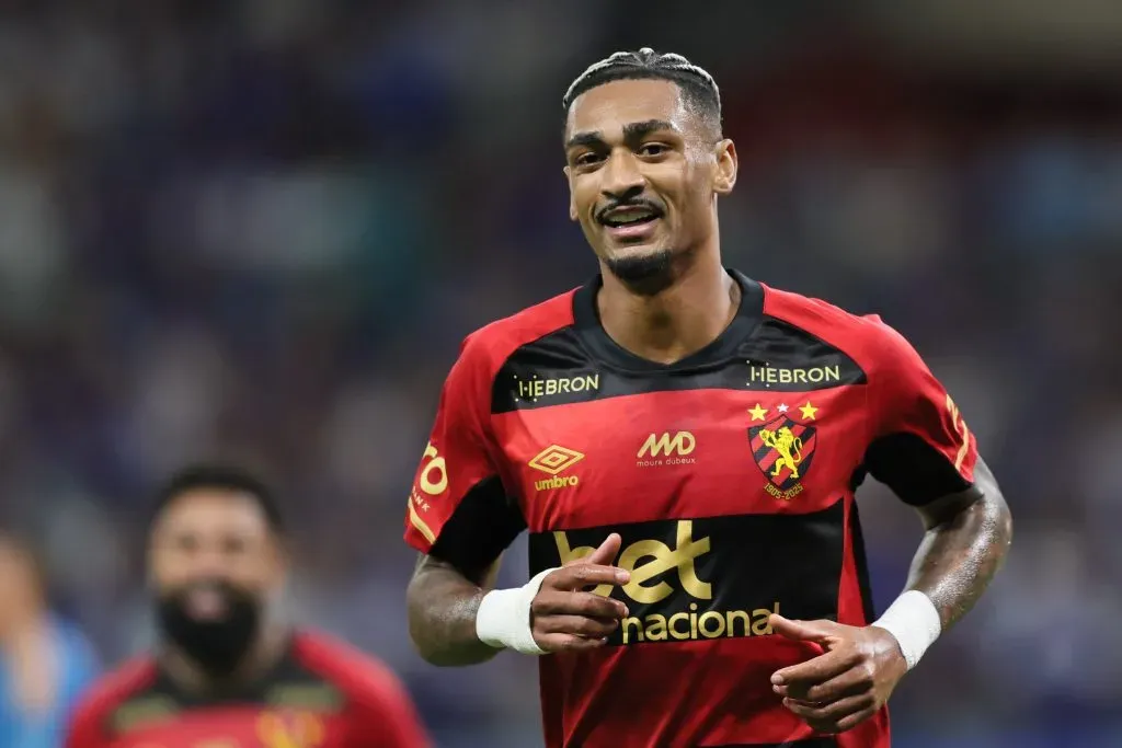 MG – BELO HORIZONTE – 05/10/2025 – BRASILEIRO A 2025, CRUZEIRO X SPORT – Derik Lacerda jogador do Sport comemora seu gol durante partida contra o Cruzeiro no estadio Mineirao pelo campeonato Brasileiro A 2025. Foto: Gilson Lobo/AGIF