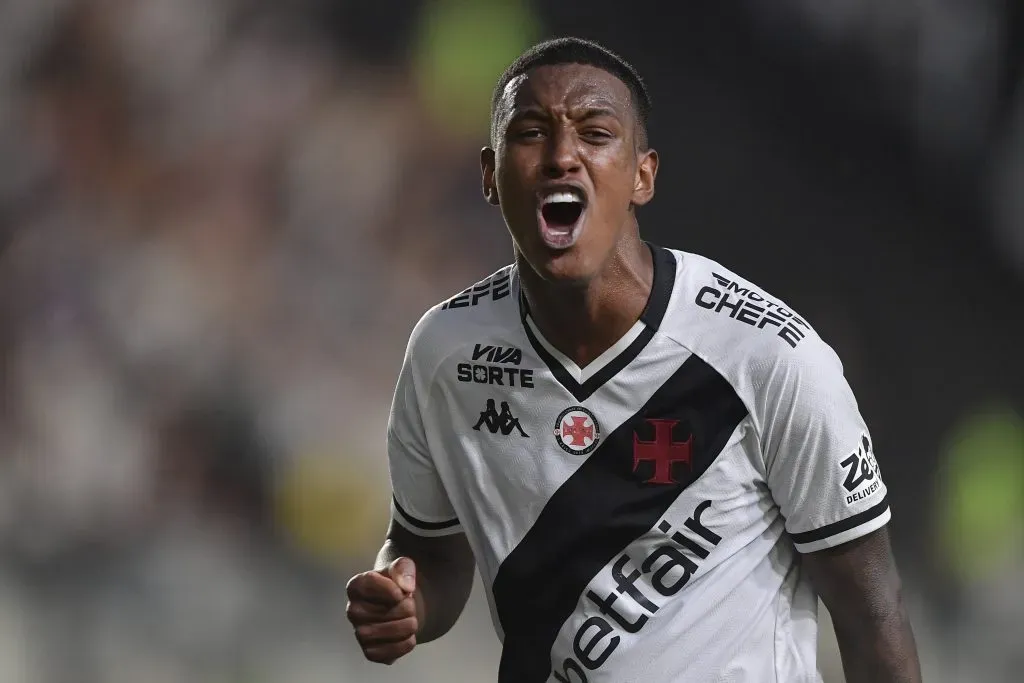RJ – RIO DE JANEIRO – 05/10/2025 – BRASILEIRO A 2025, VASCO X VITORIA – Robert Renan jogador do Vasco durante partida contra o Vitoria no estadio Sao Januario pelo campeonato Brasileiro A 2025. Foto: Thiago Ribeiro/AGIF