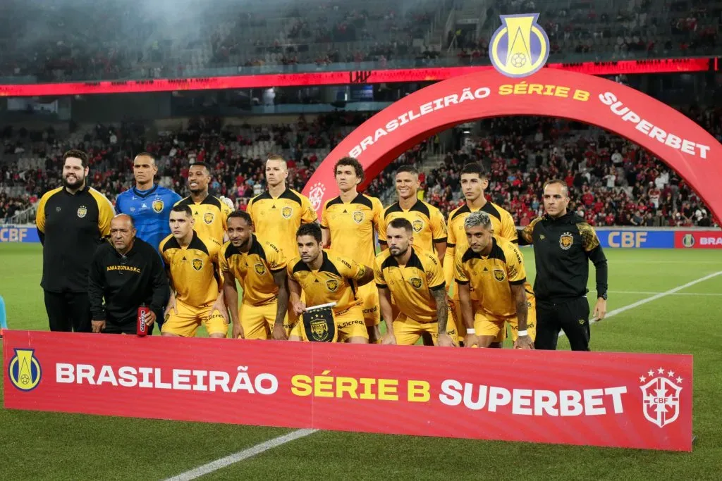 PR – CURITIBA – 27/10/2025 – BRASILEIRO B 2025, ATHLETICO-PR X AMAZONAS – Jogadores do Amazonas posam para foto antes na partida contra Athletico-PR no estadio Arena da Baixada pelo campeonato Brasileiro B 2025. Foto: Robson Mafra/AGIF