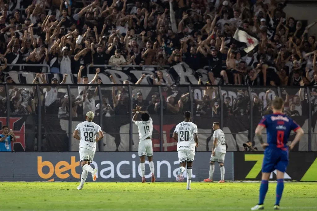 Jogadores do Vasco comemoram vitoria ao final da partida contra o Bragantino no estadio Cicero De Souza Marques pelo campeonato Brasileiro A 2025. Foto: Joisel Amaral/AGIF