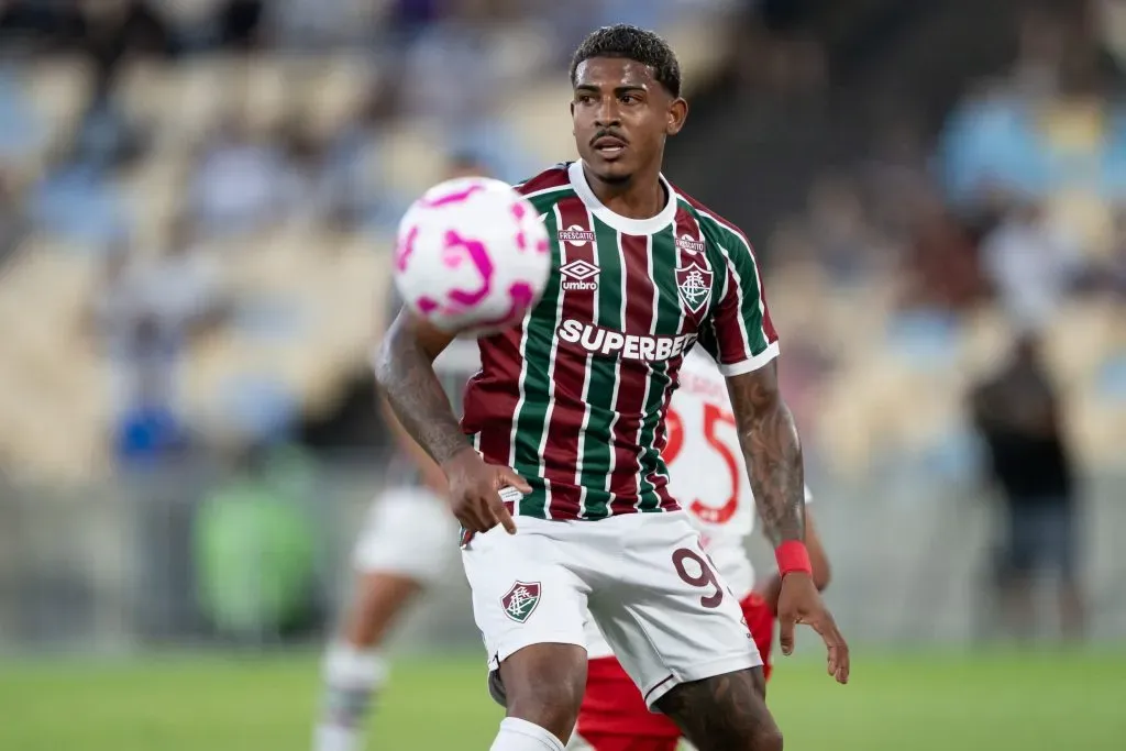 John Keneddy briga por posição no ataque – Foto: Jorge Rodrigues/AGIF.