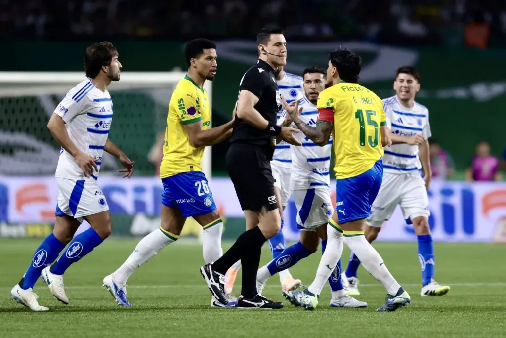 Gustavo Gomez jogador do Palmeiras reclama com a arbitragem durante partida contra o Cruzeiro no estadio Arena Allianz Parque pelo campeonato Brasileiro A 2025. Foto: Marcello Zambrana/AGIF