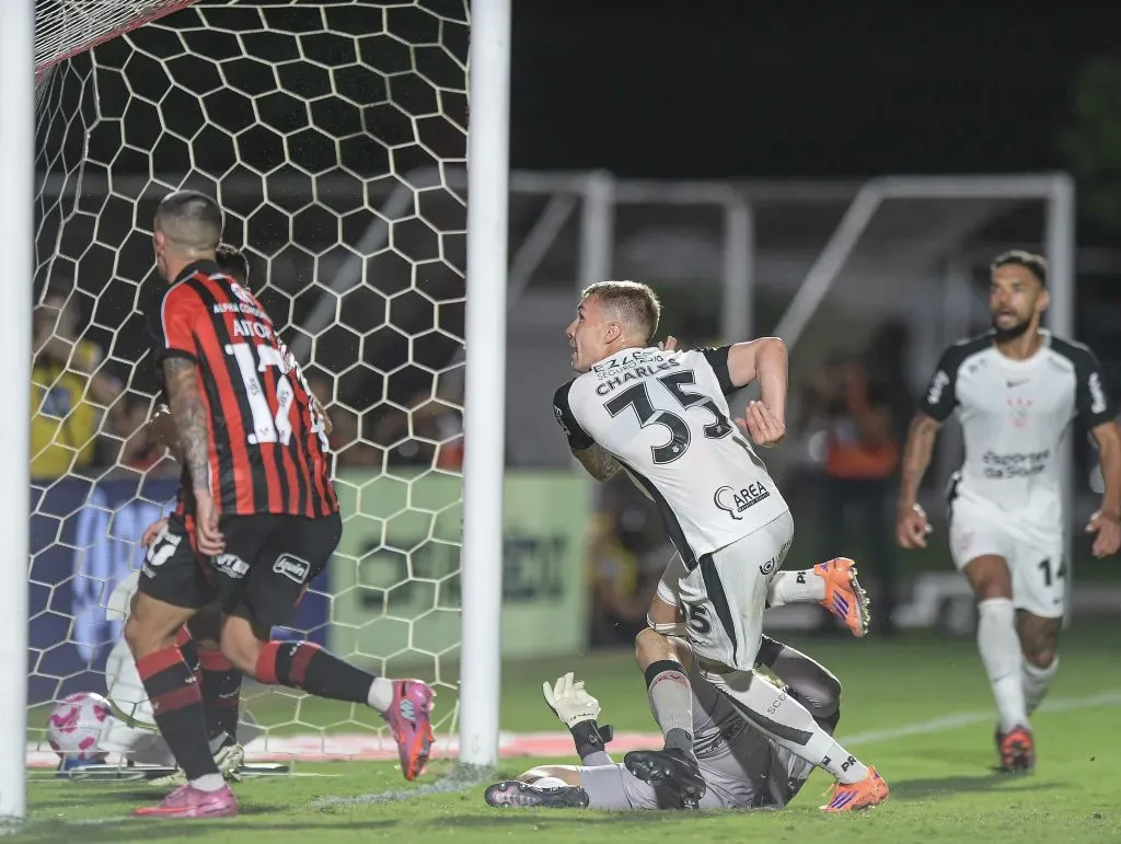 Charles jogador do Corinthians comemora seu gol com jogadores do seu time durante partida contra o Vitoria no estadio Barradao pelo campeonato Brasileiro A 2025. Foto: Jhony Pinho/AGIF