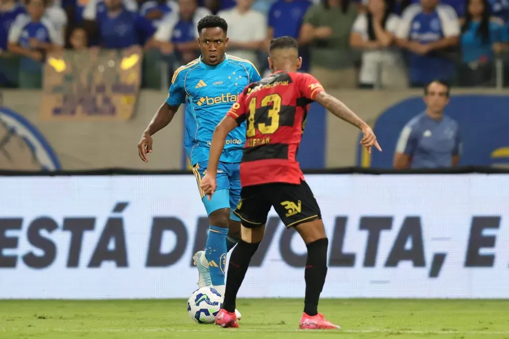 MG – BELO HORIZONTE – 05/10/2025 – BRASILEIRO A 2025, CRUZEIRO X SPORT – Sinisterra jogador do Cruzeiro durante partida contra o Sport no estadio Mineirao pelo campeonato Brasileiro A 2025. Foto: Gilson Lobo/AGIF