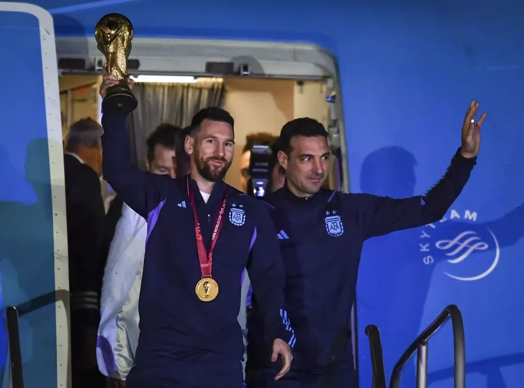 Lionel Messi, da Argentina (E), e Lionel Scaloni (D) seguram a taça da Copa do Mundo da FIFA durante a chegada da seleção argentina masculina de futebol após a conquista da Copa do Mundo da FIFA Catar 2022, em 20 de dezembro de 2022, em Buenos Aires, Argentina. (Foto de Marcelo Endelli/Getty Images)