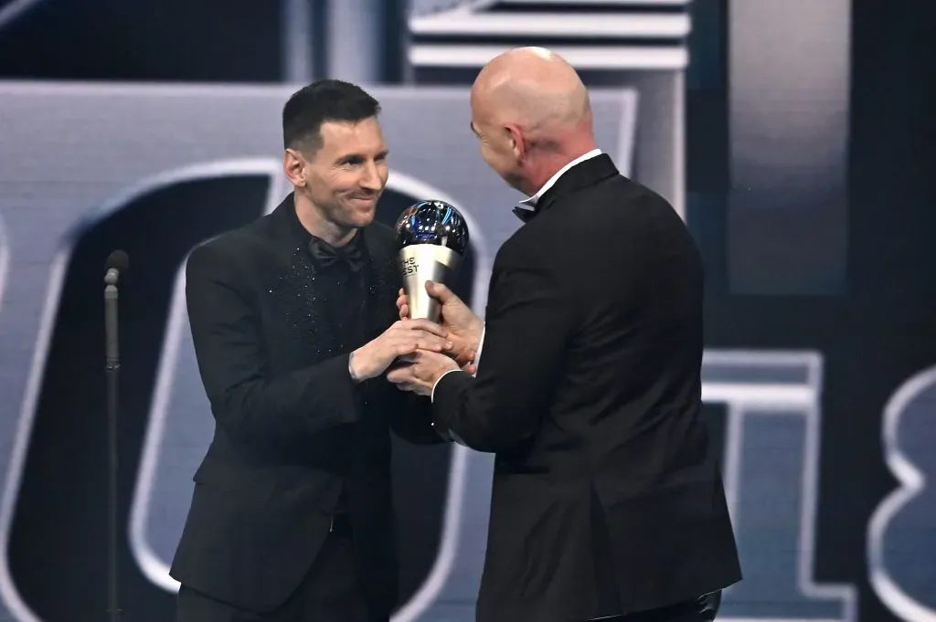 Lionel Messi é parabenizado por Gianni Infantino, presidente da FIFA, após receber o prêmio de Melhor Jogador Masculino da FIFA de 2022 durante a cerimônia The Best FIFA Football Awards 2022, em 27 de fevereiro de 2023, em Paris, França. (Foto de Aurelien Meunier/Getty Images)