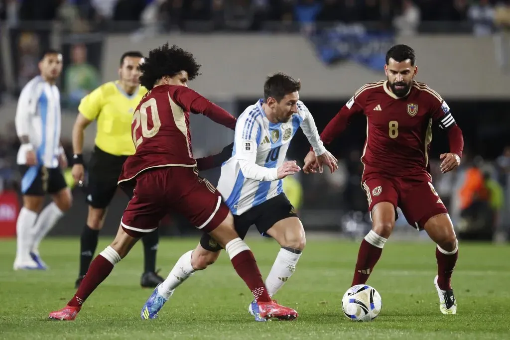 Lionel Messi da Argentina é desafiado por Eduard Bello e Tomás Rincon da Venezuela durante a partida sul-americana de qualificação para a Copa do Mundo FIFA 2026 entre Argentina e Venezuela no Estádio Más Monumental Antonio Vespucio Liberti em 04 de setembro de 2025 em Buenos Aires, Argentina. (Foto de Marcos Brindicci/Getty Images)